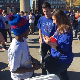 A young business man sells refreshments to Cubs fans. (Photo: @exavierpope)